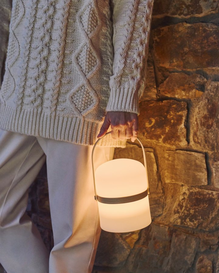 KAVE HOME rund Janvir LED bordlampe - hvid plastik og natur tr