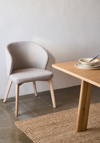 KAVE HOME Darice stol i brun chenille og massiv bgetr i naturlig finish FSC 100%