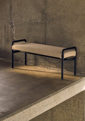 KAVE HOME Macaret bnk med aftageligt betrk massivt egetr med sort finish 120 cm FSC Mix Credit