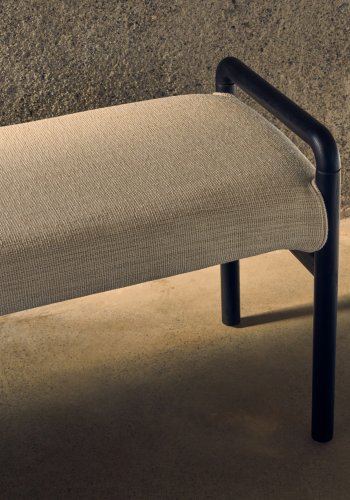 KAVE HOME Macaret bnk med aftageligt betrk massivt egetr med sort finish 120 cm FSC Mix Credit