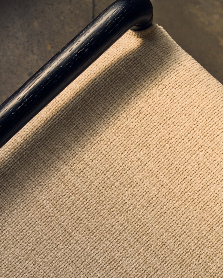 KAVE HOME Macaret bnk med aftageligt betrk massivt egetr med sort finish 120 cm FSC Mix Credit