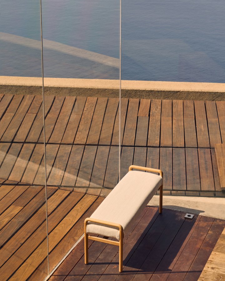 KAVE HOME Macaret bnk med aftageligt betrk massivt egetr med naturlig finish 120 cm FSC Mix Credi