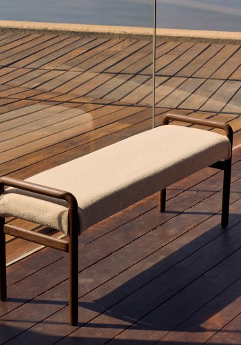 KAVE HOME Macaret bnk med aftageligt betrk massivt egetr med valnddefinish 120 cm FSC Mix Credit