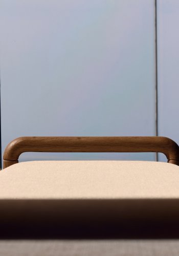 KAVE HOME Macaret bnk med aftageligt betrk massivt egetr med valnddefinish 120 cm FSC Mix Credit