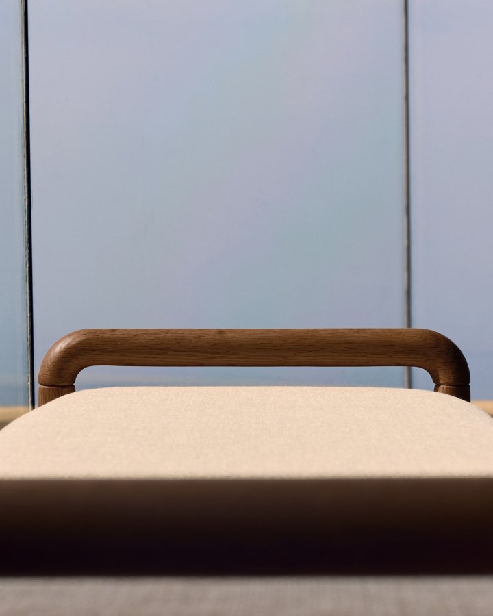 KAVE HOME Macaret bnk med aftageligt betrk massivt egetr med valnddefinish 120 cm FSC Mix Credit