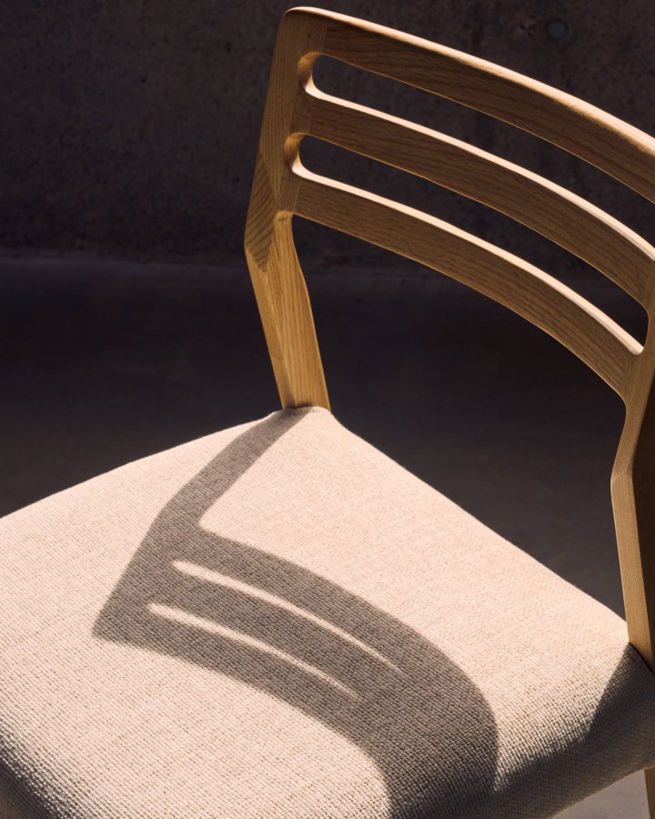 KAVE HOME Cudia stol aftageligt betrk i beige chenille massivt egetr naturlig finish FSC Mix Credit