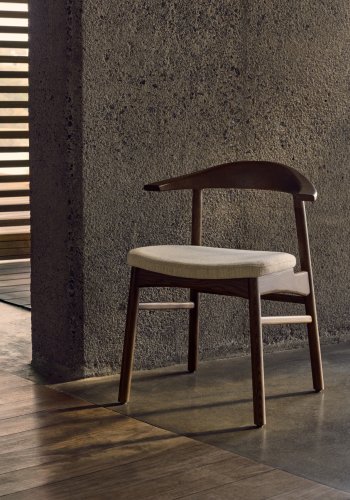 KAVE HOME Timons stol aftageligt betrk i beige chenille massivt egetr valnddefinish FSC Mix Credit