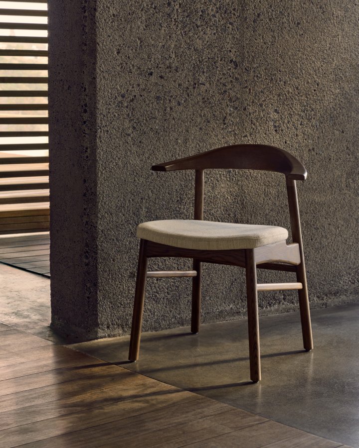 KAVE HOME Timons stol aftageligt betrk i beige chenille massivt egetr valnddefinish FSC Mix Credit