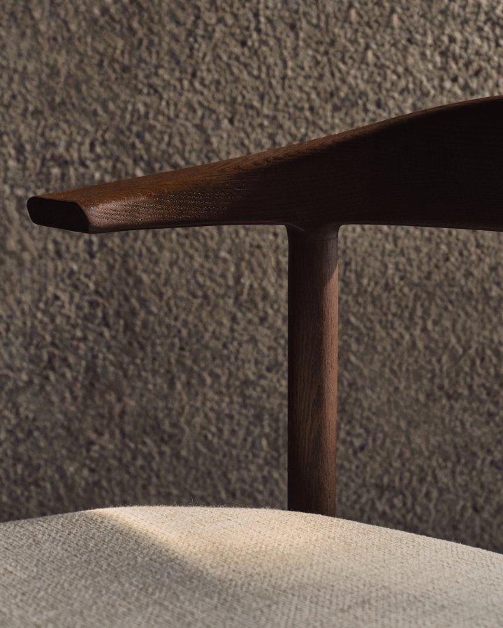 KAVE HOME Timons stol aftageligt betrk i beige chenille massivt egetr valnddefinish FSC Mix Credit