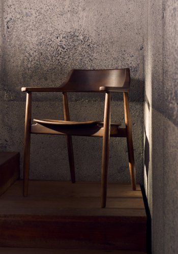 KAVE HOME Fondes stol i massivt egetr med valnddefinish FSC Mix Credit