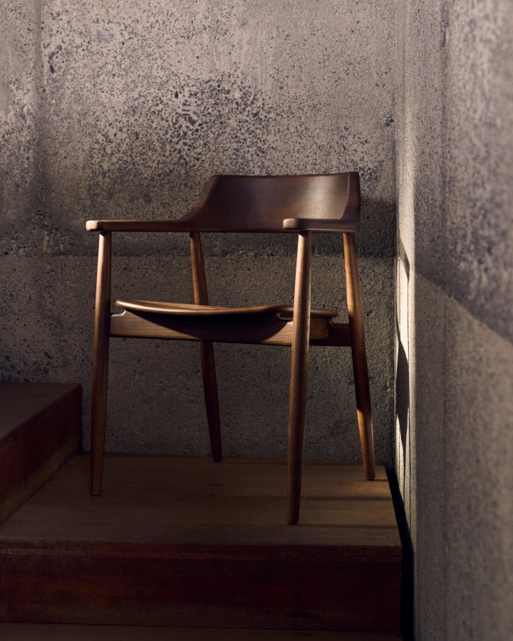 KAVE HOME Fondes stol i massivt egetr med valnddefinish FSC Mix Credit