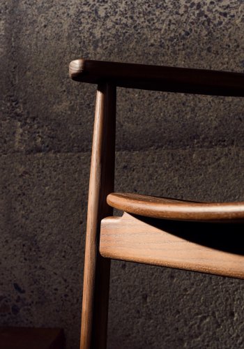 KAVE HOME Fondes stol i massivt egetr med valnddefinish FSC Mix Credit