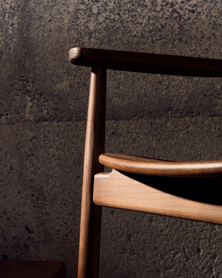 KAVE HOME Fondes stol i massivt egetr med valnddefinish FSC Mix Credit