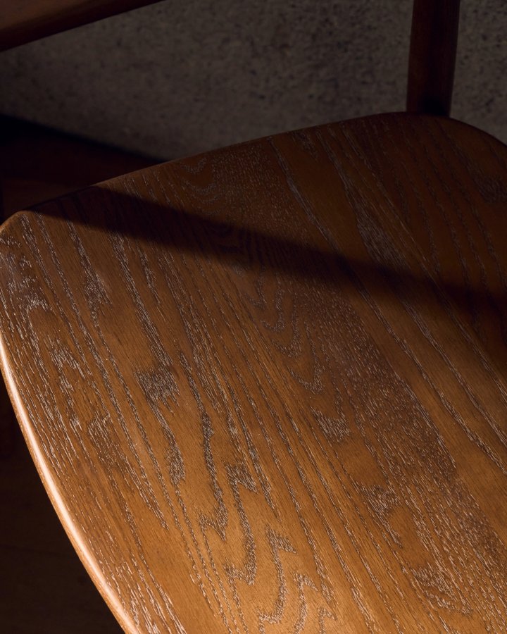 KAVE HOME Fondes stol i massivt egetr med valnddefinish FSC Mix Credit