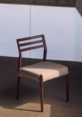 KAVE HOME Cudia stol aftageligt betrk i beige chenille massivt egetr, valnd finish FSC Mix Credit