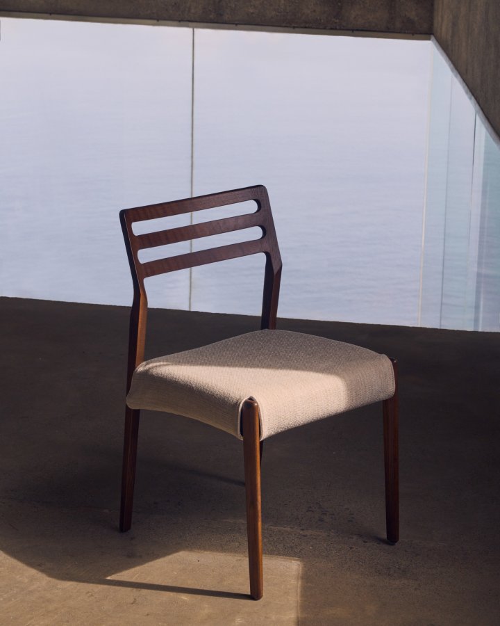 KAVE HOME Cudia stol aftageligt betrk i beige chenille massivt egetr, valnd finish FSC Mix Credit