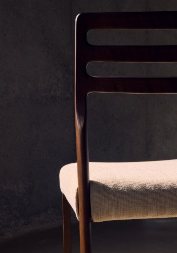 KAVE HOME Cudia stol aftageligt betrk i beige chenille massivt egetr, valnd finish FSC Mix Credit