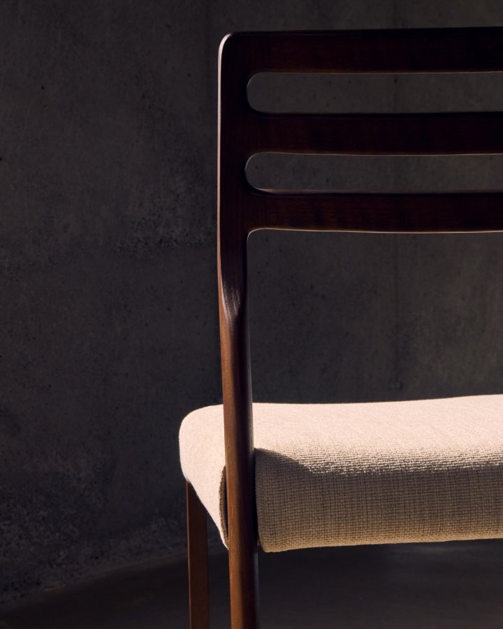 KAVE HOME Cudia stol aftageligt betrk i beige chenille massivt egetr, valnd finish FSC Mix Credit