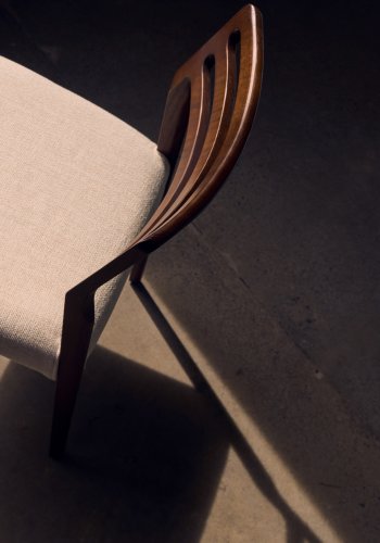 KAVE HOME Cudia stol aftageligt betrk i beige chenille massivt egetr, valnd finish FSC Mix Credit