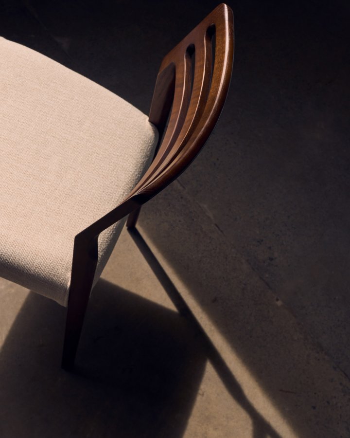 KAVE HOME Cudia stol aftageligt betrk i beige chenille massivt egetr, valnd finish FSC Mix Credit