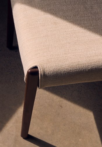 KAVE HOME Cudia stol aftageligt betrk i beige chenille massivt egetr, valnd finish FSC Mix Credit