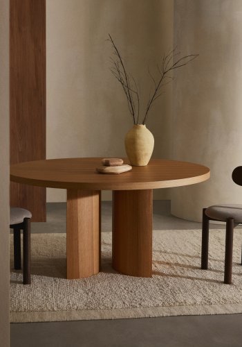 KAVE HOME Nealy rundt bord med egefiner i naturlig finish, 150 cm