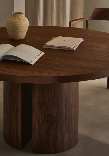 KAVE HOME Nealy rundt bord med valnddefiner i mrk finish, 150 cm