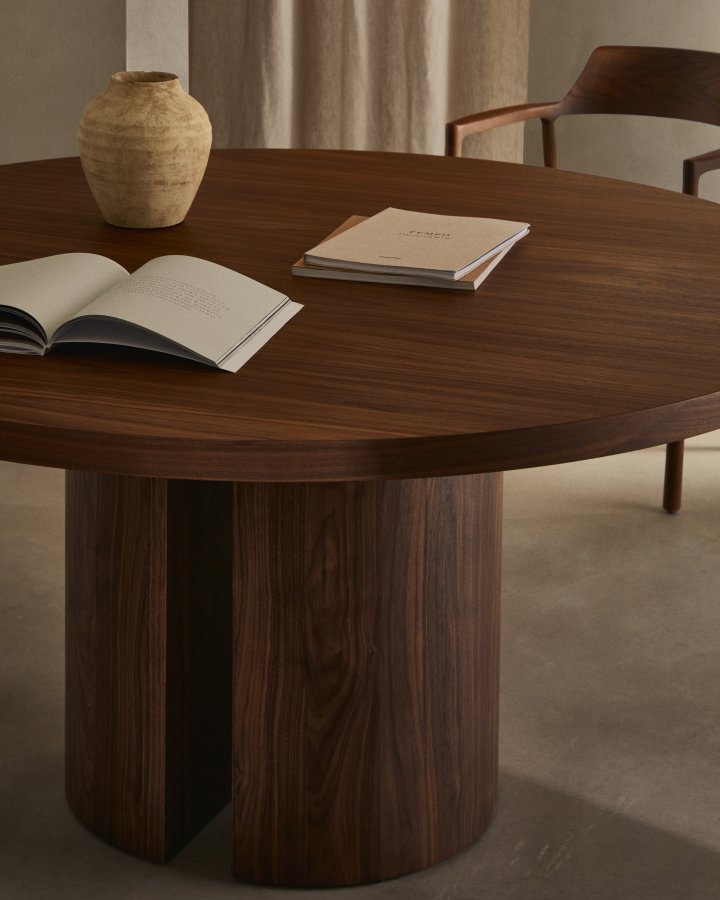 KAVE HOME Nealy rundt bord med valnddefiner i mrk finish, 150 cm