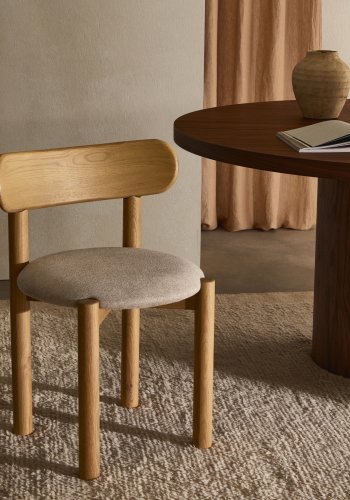 KAVE HOME Nebai stol i beige chenille med massiv egetr struktur og naturlig finish FSC MIX C