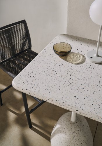 KAVE HOME Saura hjbarbord i hvid terrazzo med hvid terrazzoplade, 95 x 70 x 70 cm