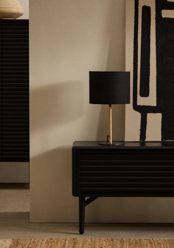 KAVE HOME Pina bordlampe i metal og rattan med en sort bomuldslampeskrm