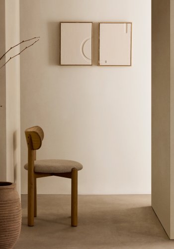 KAVE HOME Nebai stol i beige chenille med massiv egetr struktur og naturlig finish FSC MIX C