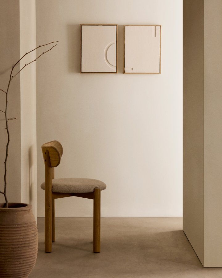 KAVE HOME Nebai stol i beige chenille med massiv egetr struktur og naturlig finish FSC MIX C