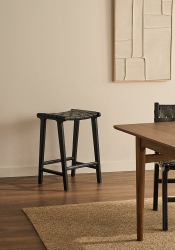 KAVE HOME Calixta barstol, m. fodsttte - sort lder og sort mahognitr (H:67)