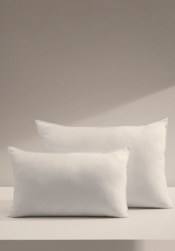 KAVE HOME Fluff fyldpude - hvid stof i genbrugsfibre og polyesterfiber (40x60)