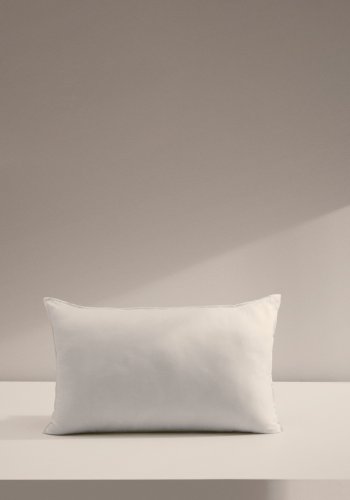 KAVE HOME Fluff fyldpude - hvid stof i genbrugsfibre og polyesterfiber (50x30)