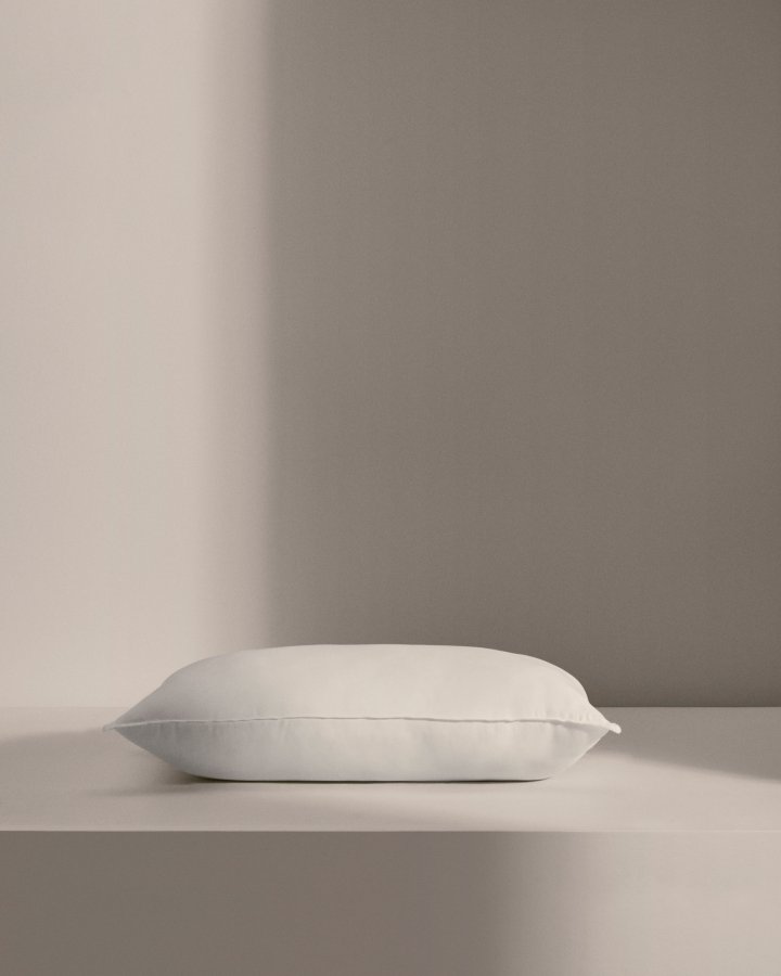 KAVE HOME Fluff fyldpude - hvid stof i genbrugsfibre og polyesterfiber (50x30)