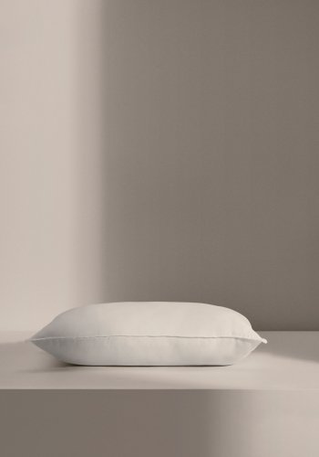 KAVE HOME Fluff fyldpude - hvid stof i genbrugsfibre og polyesterfiber (40x60)