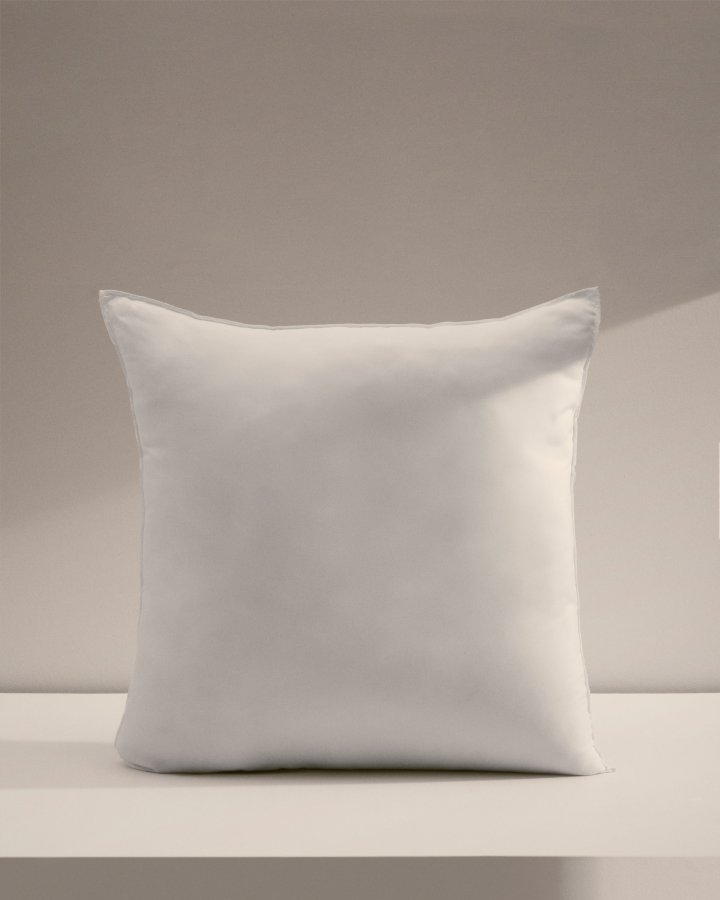 KAVE HOME Fluff fyldpude - hvid stof i genbrugsfibre og polyesterfiber (60x60)
