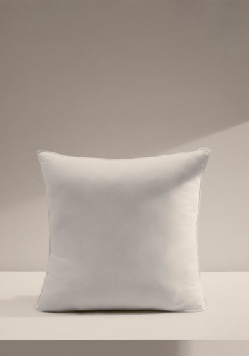 KAVE HOME Fluff fyldpude - hvid stof i genbrugsfibre og polyesterfiber (50x50)