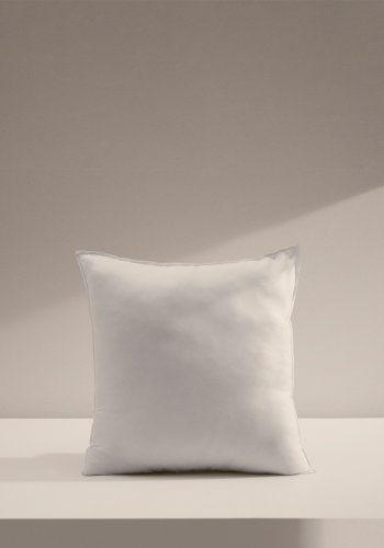 KAVE HOME Fluff fyldpude - hvid stof i genbrugsfibre og polyesterfiber (45x45)
