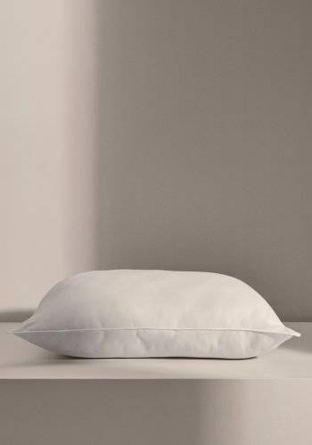 KAVE HOME Fluff fyldpude - hvid stof i genbrugsfibre og polyesterfiber (60x60)