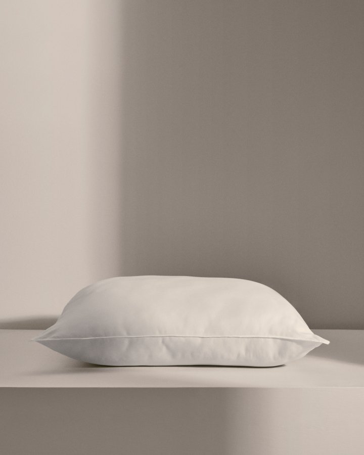 KAVE HOME Fluff fyldpude - hvid stof i genbrugsfibre og polyesterfiber (60x60)