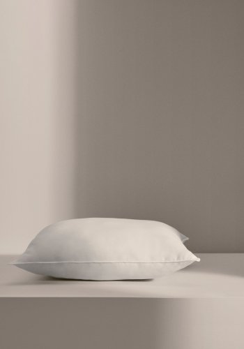 KAVE HOME Fluff fyldpude - hvid stof i genbrugsfibre og polyesterfiber (50x50)