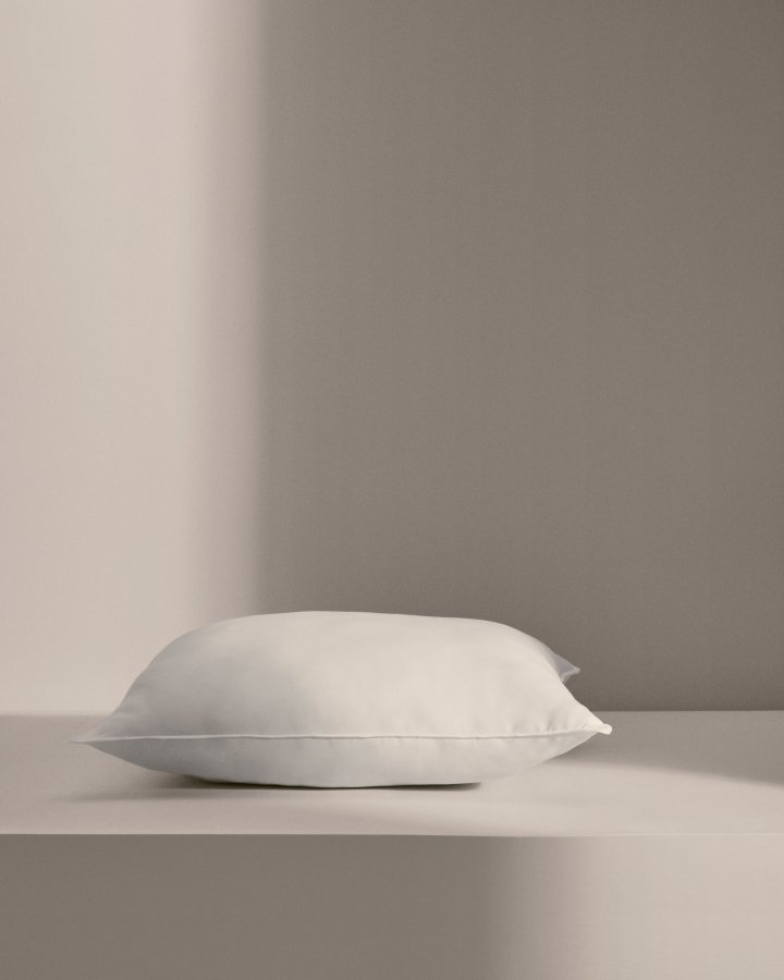 KAVE HOME Fluff fyldpude - hvid stof i genbrugsfibre og polyesterfiber (50x50)