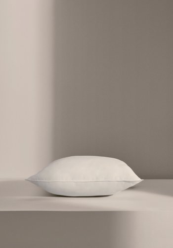 KAVE HOME Fluff fyldpude - hvid stof i genbrugsfibre og polyesterfiber (45x45)