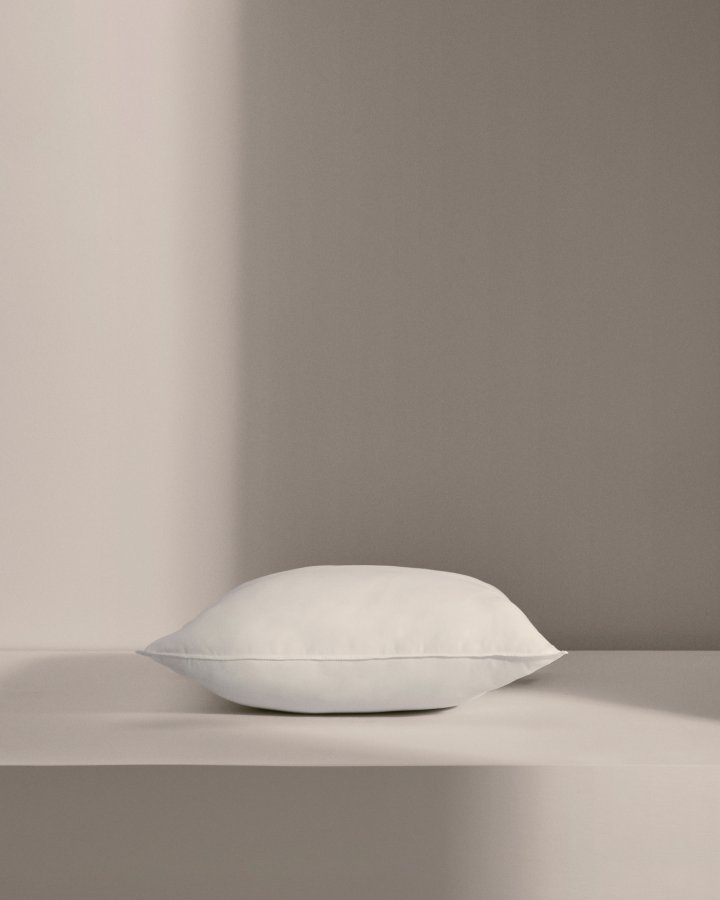 KAVE HOME Fluff fyldpude - hvid stof i genbrugsfibre og polyesterfiber (45x45)