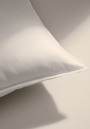 KAVE HOME Fluff fyldpude - hvid stof i genbrugsfibre og polyesterfiber (45x45)