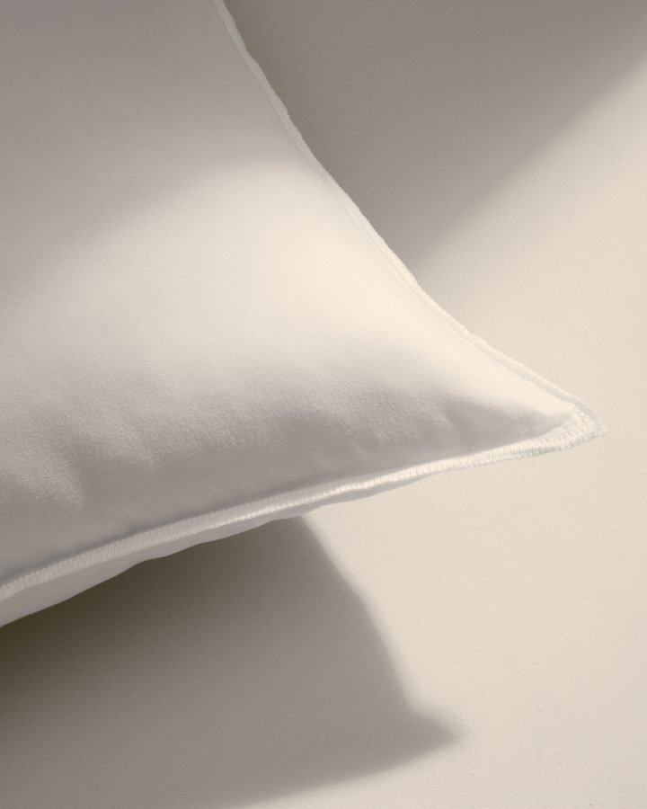 KAVE HOME Fluff fyldpude - hvid stof i genbrugsfibre og polyesterfiber (45x45)