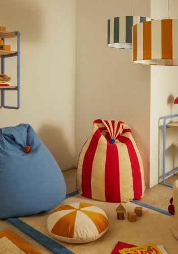 KAVE HOME Olvi bl, bomuldspuff med sennepsfarvet kvast, 60 cm